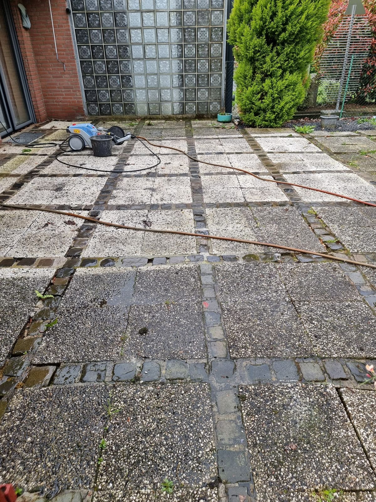Terrassen- und Pflasterreinigung 30
